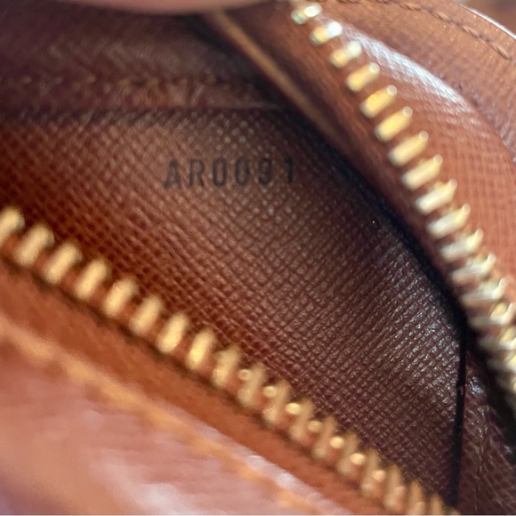 Adorable Louis Vuitton Monogram Wristlet/Pouch - Picture 6 of 14